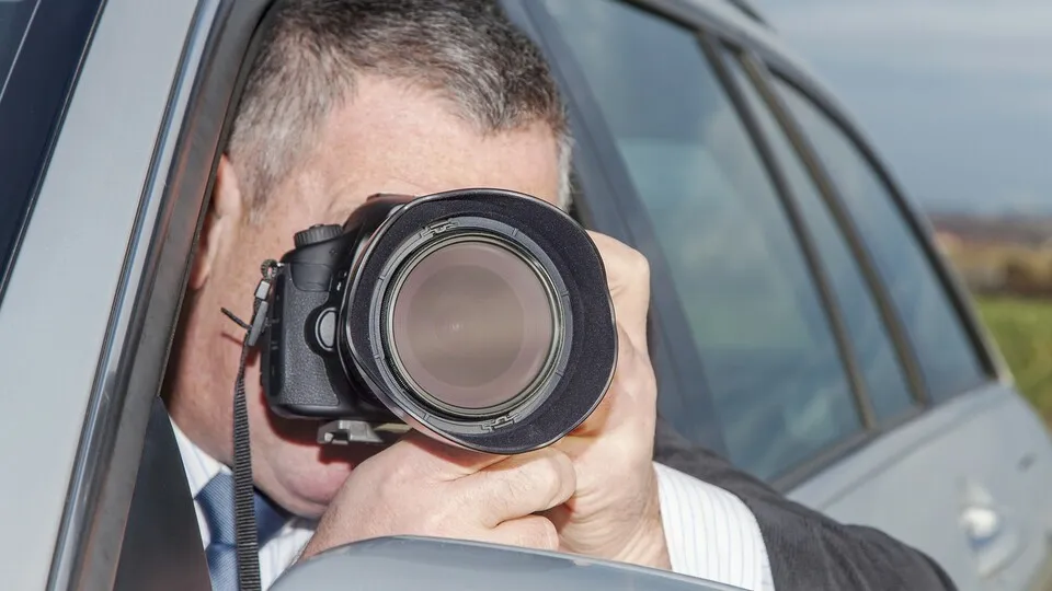 Mann fotografiert aus dem Auto
Man photographed from the car