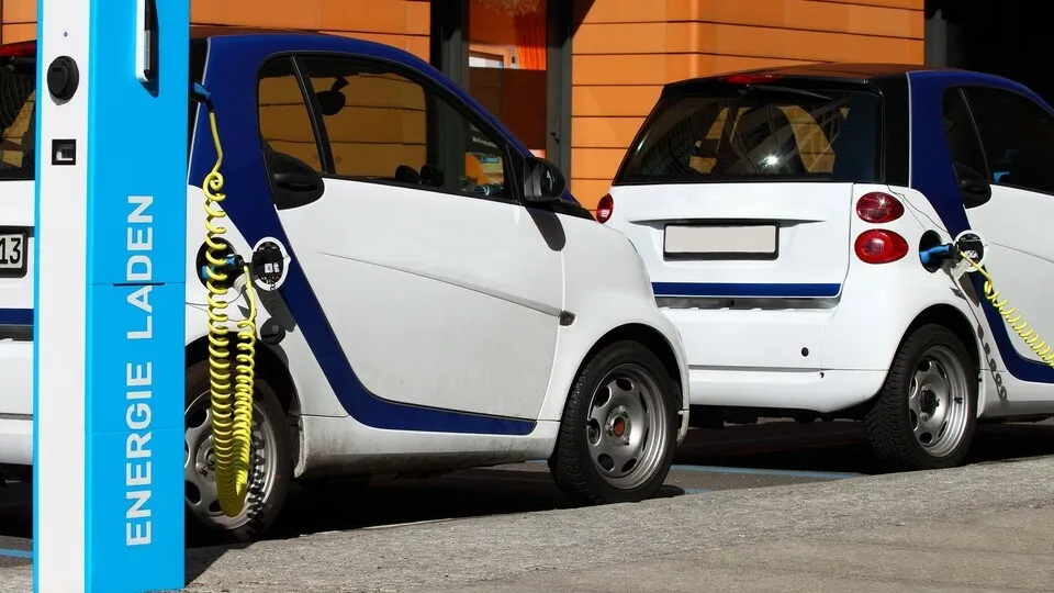 e-autos beim Aufladen