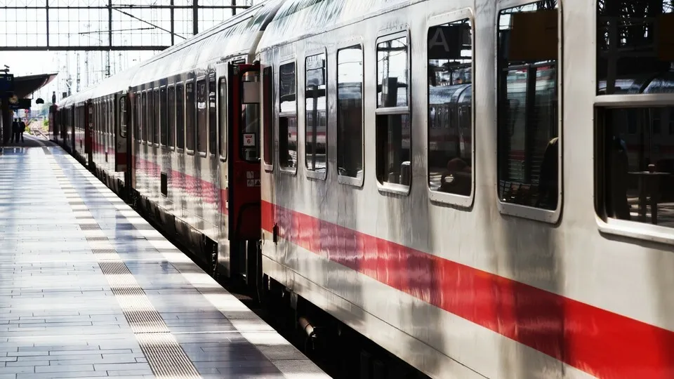 Bahnhof, wartender Zug (IC)