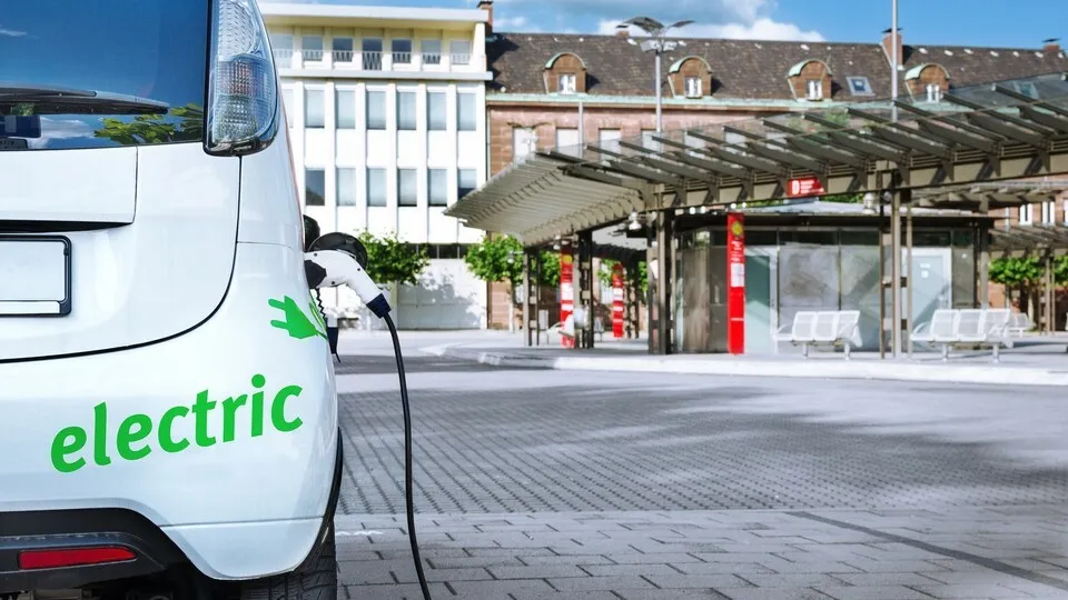 Elektroauto tankt auf