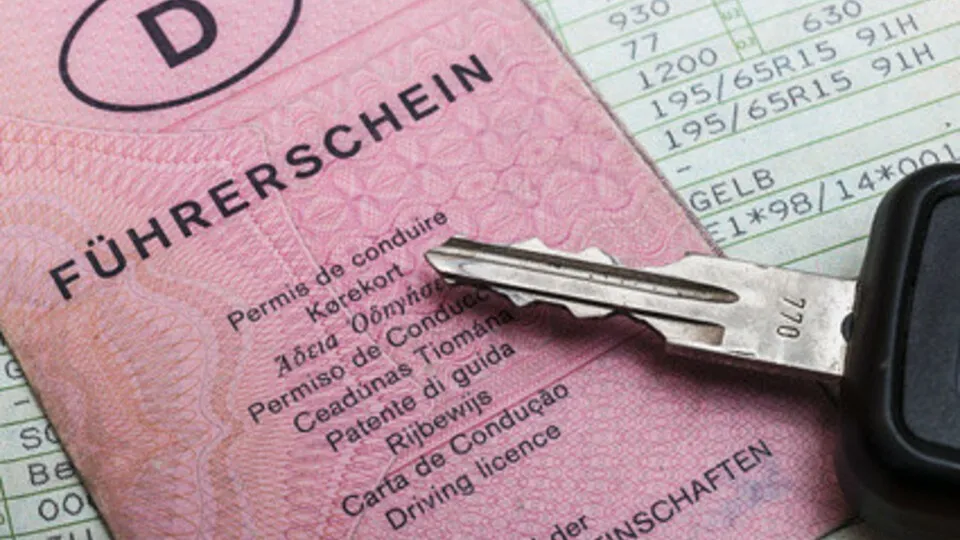 Wenn bei Rauschmittelsündern kein Führerschein vorhanden ist, dürfen kommunale Behörden das Führen von fahrerlaubnisfreien Fahrzeugen trotzdem nicht untersagen