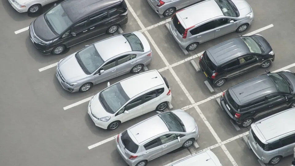 Das Fuhrparkbarometer 2026 zeigt steigende Nutzung von Gebrauchtwagen und E‑Mobilität, während Ladeinfrastruktur ein zentrales Hemmnis bleibt.