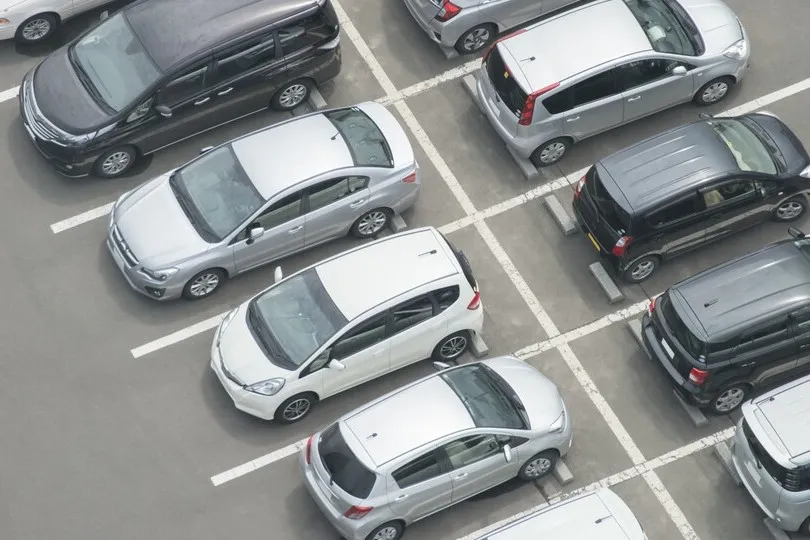 Das Fuhrparkbarometer 2026 zeigt steigende Nutzung von Gebrauchtwagen und E‑Mobilität, während Ladeinfrastruktur ein zentrales Hemmnis bleibt.