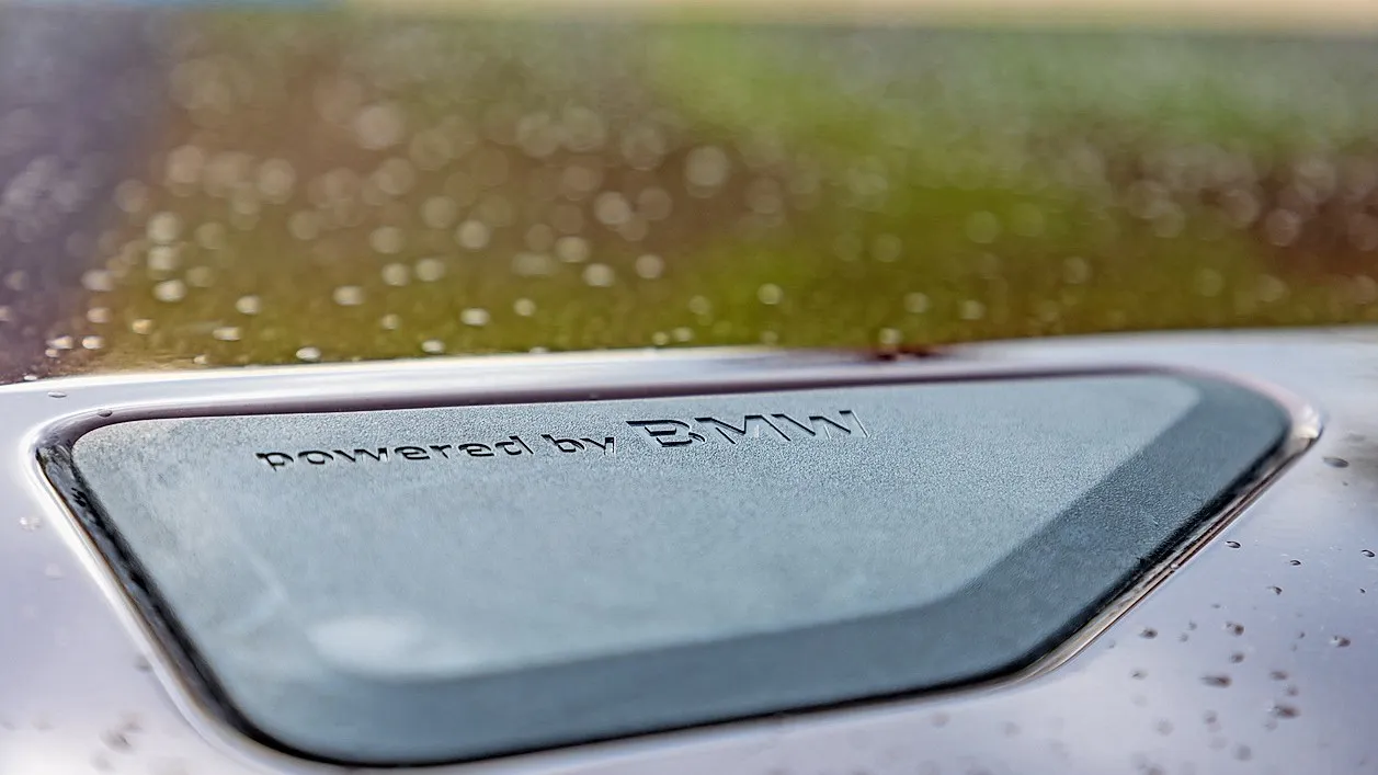 Dezenter aber klarer Hinweis. Unter der Haube schnurren Reihensechszylinder von BMW. Innen wie außen sind sowohl der Diesel als auch der Benziner von angenehmer Lautstärke, vor allem im Stand ruhig, fast schon leise.