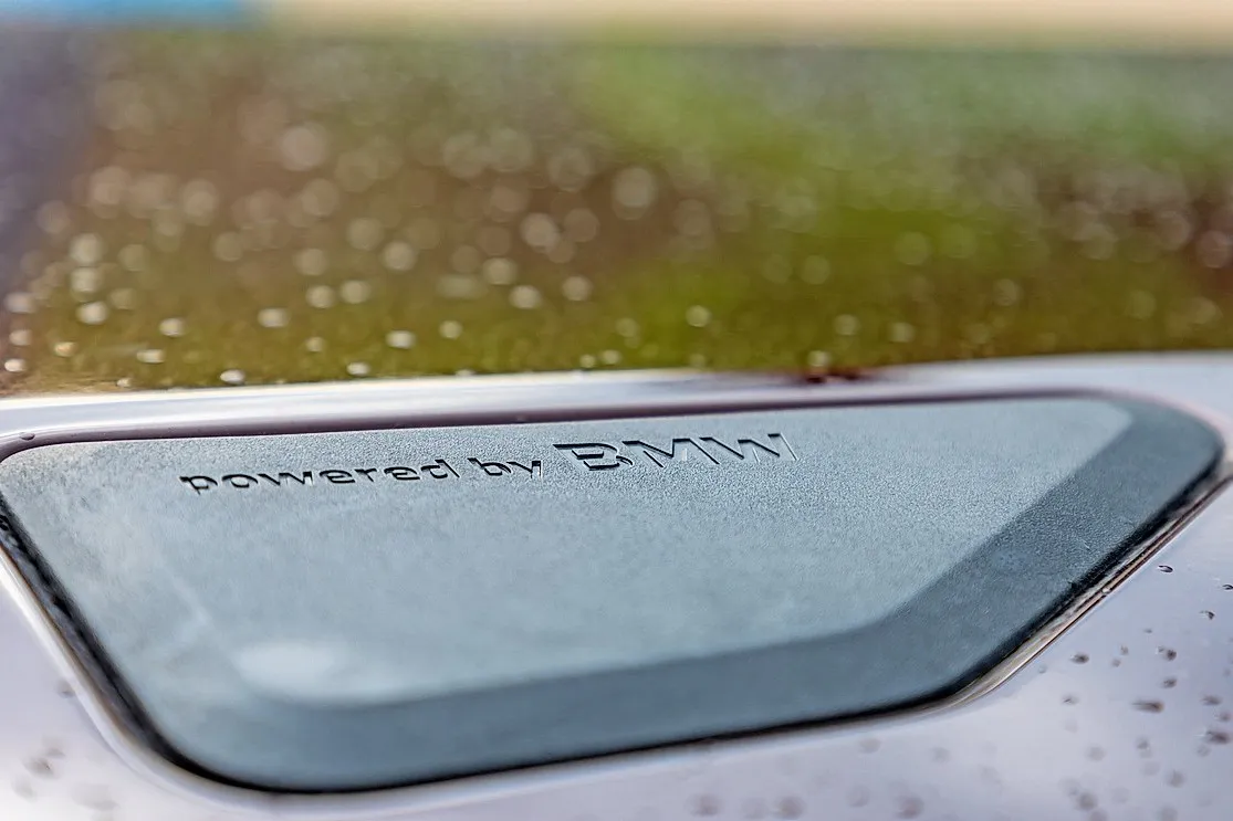 Dezenter aber klarer Hinweis. Unter der Haube schnurren Reihensechszylinder von BMW. Innen wie außen sind sowohl der Diesel als auch der Benziner von angenehmer Lautstärke, vor allem im Stand ruhig, fast schon leise.