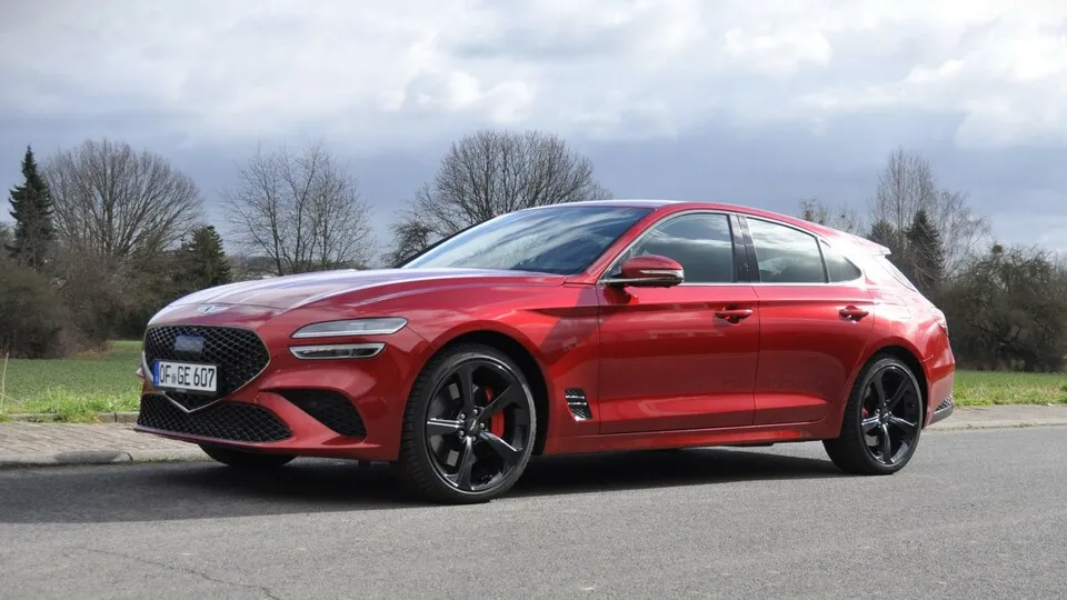 Das markante sportliche Design des Genesis G70 Shooting Brake wird in der Sport Line Ausstattung durch die roten Brembo-Bremssättel unterstützt.
