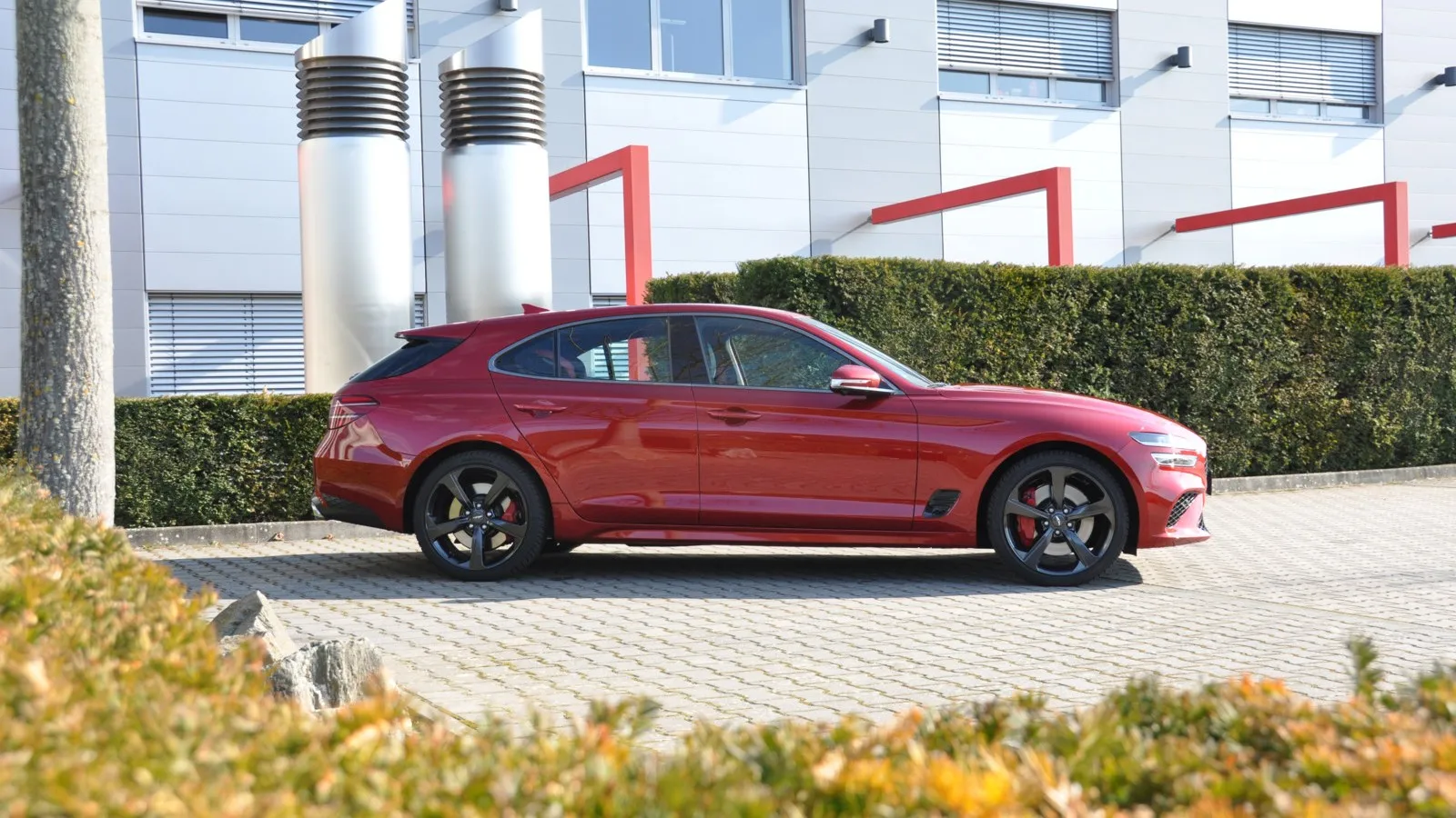 Der von Genesis eigens für Europa entwickelte Sportkombi G70 Shooting Brake stellt eine Mischung aus elegantem viertürigem Coupé und sportlichem Mehrzweckwagen dar…