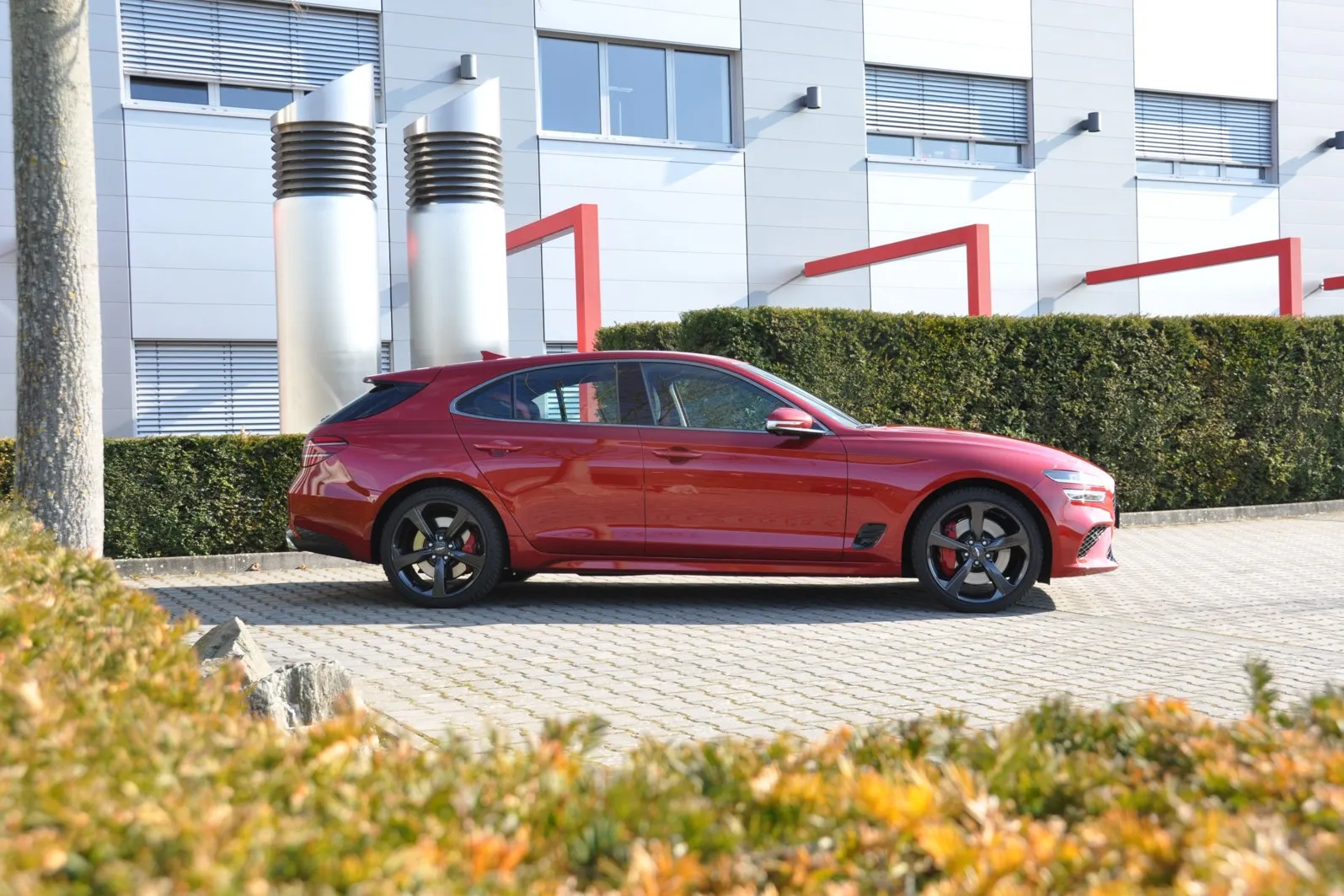 Der von Genesis eigens für Europa entwickelte Sportkombi G70 Shooting Brake stellt eine Mischung aus elegantem viertürigem Coupé und sportlichem Mehrzweckwagen dar…