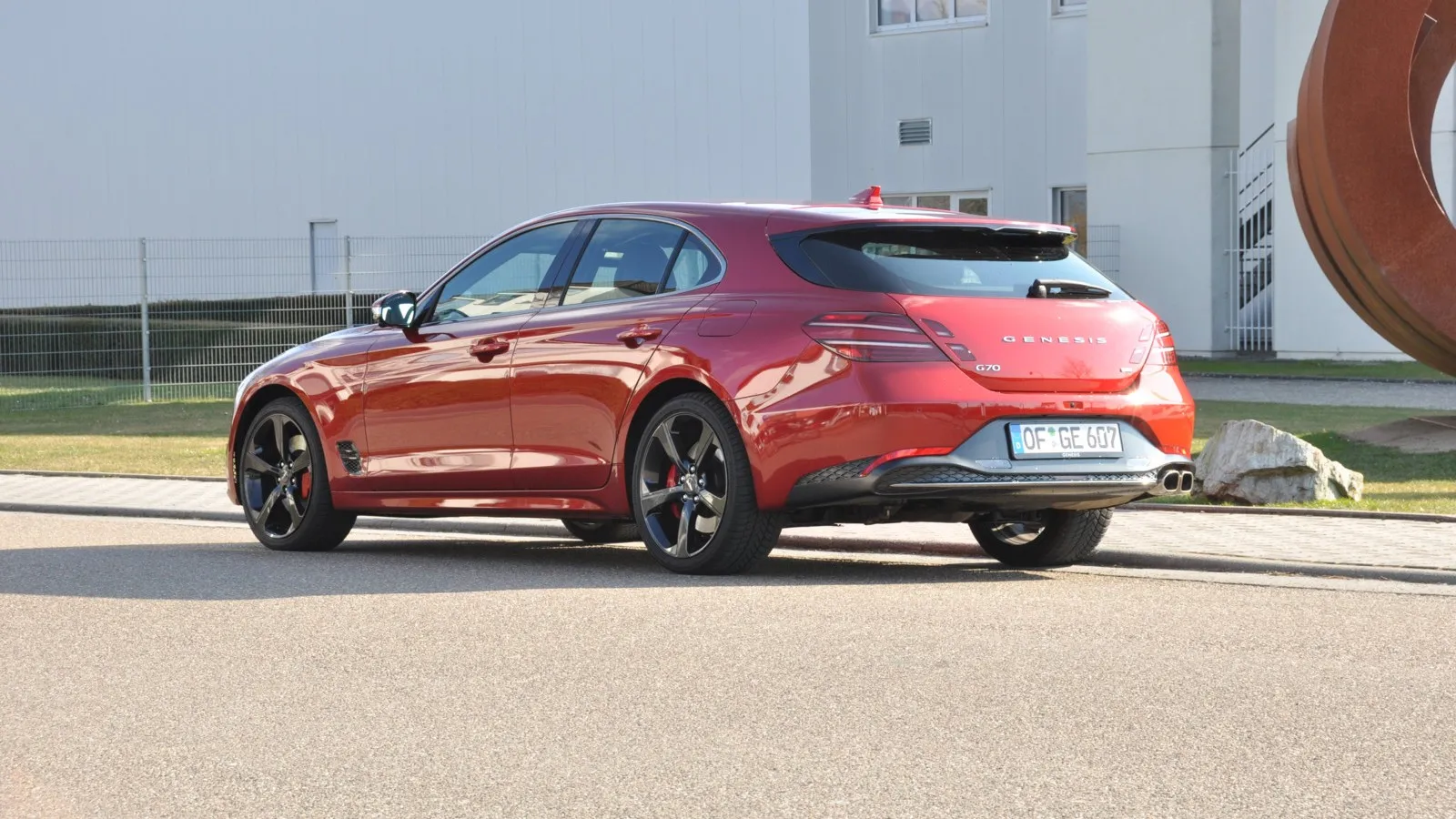 …den man durchaus im Segment der Premium-Mittelklasse bei Audi, BMW, Mercedes und Volvo mit A4 Avant, 3er Touring, C-Klasse T-Modell und V60 einreihen kann.