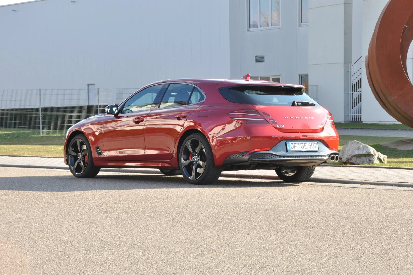 …den man durchaus im Segment der Premium-Mittelklasse bei Audi, BMW, Mercedes und Volvo mit A4 Avant, 3er Touring, C-Klasse T-Modell und V60 einreihen kann.