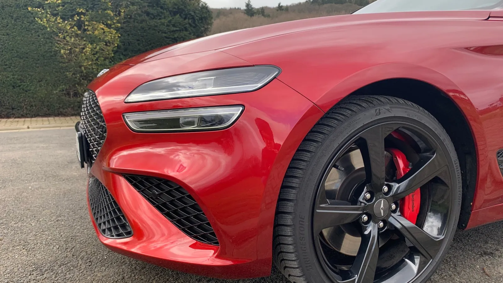 Unterstrichen wird das Sportliche des G70 durch die rot lackierten Brembo-Bremssättel (serienmäßig in der Sport Line des G70 Shooting Brake),