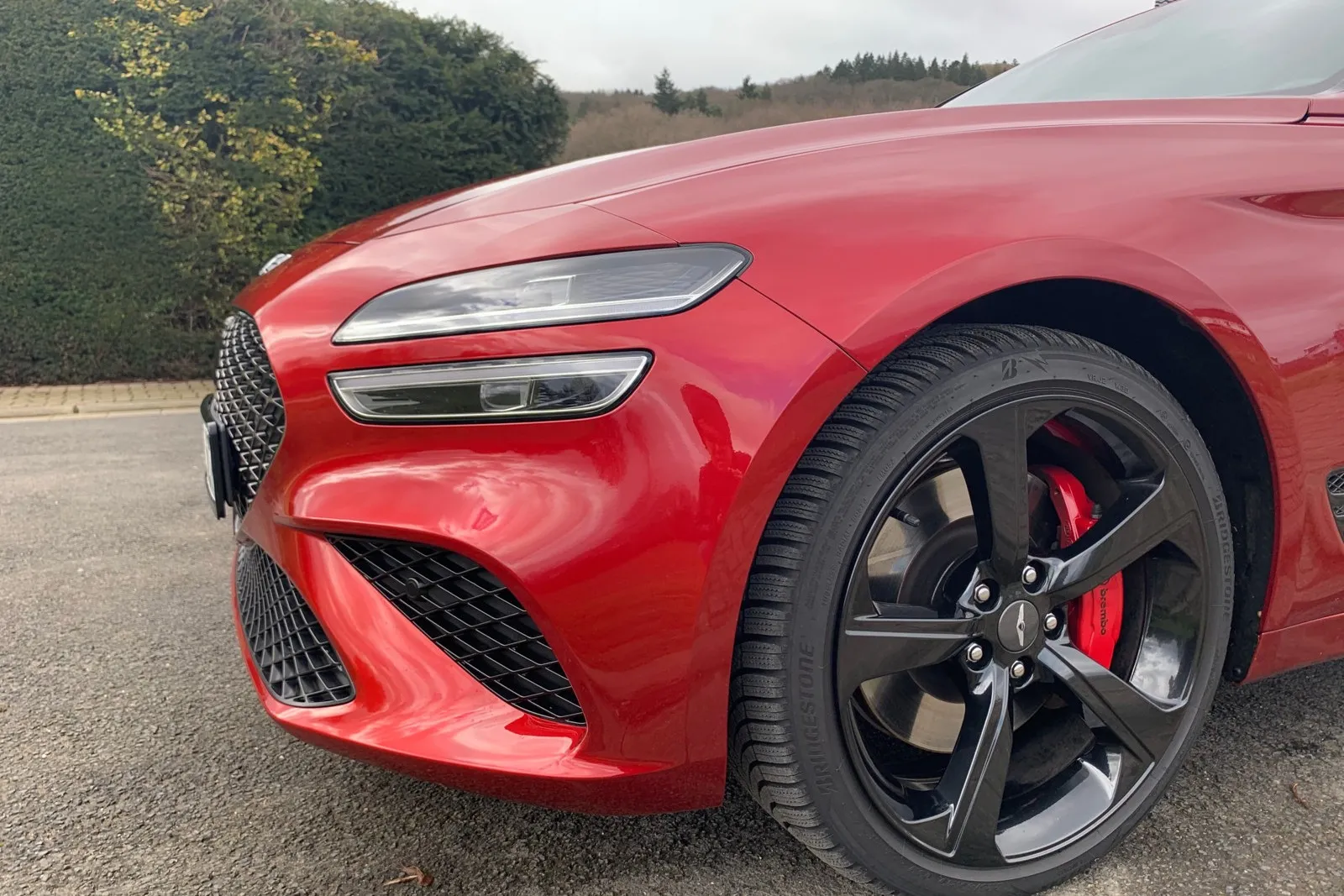Unterstrichen wird das Sportliche des G70 durch die rot lackierten Brembo-Bremssättel (serienmäßig in der Sport Line des G70 Shooting Brake),