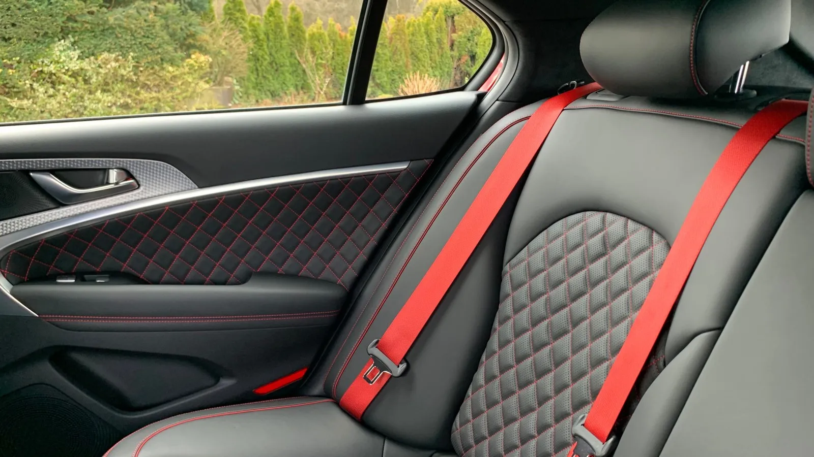 Innen herrscht im Genesis G70 Shooting Brake ein elegantes und fast luxuriöses Ambiente, das durch die aufwendig gesteppten Nappaledersitze und Türverkleidungen unterstrichen wird. In der von uns gefahrenen Sport Line setzten die roten Gurte im Innenraum und roten Ziernähte zudem einen sportlichen Akzent.