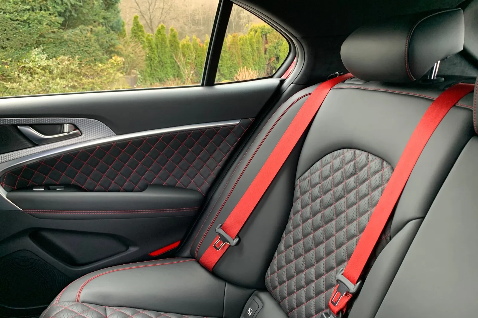 Innen herrscht im Genesis G70 Shooting Brake ein elegantes und fast luxuriöses Ambiente, das durch die aufwendig gesteppten Nappaledersitze und Türverkleidungen unterstrichen wird. In der von uns gefahrenen Sport Line setzten die roten Gurte im Innenraum und roten Ziernähte zudem einen sportlichen Akzent.