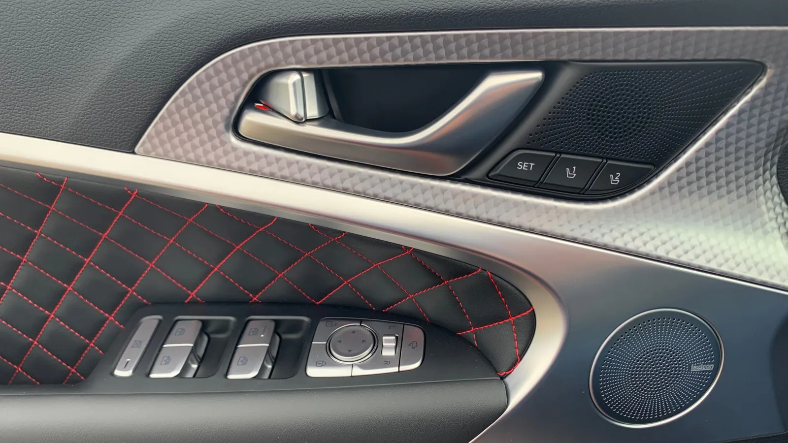 Detailreiche und hochwertige Verarbeitung auch an den Seitentüren.  Das Lexicon Audio System mit 15 Lautsprechern und Surround-Sound kostet 731 Euro netto zzgl. USt.