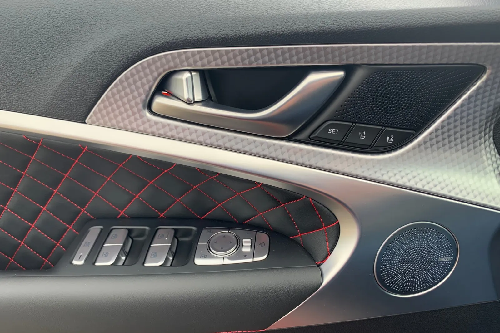 Detailreiche und hochwertige Verarbeitung auch an den Seitentüren.  Das Lexicon Audio System mit 15 Lautsprechern und Surround-Sound kostet 731 Euro netto zzgl. USt.