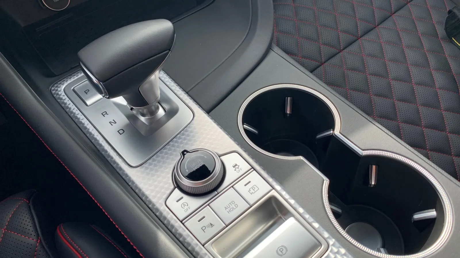 Sanft schaltende Automatik, vorausschauendes Fahrwerk, gehören zur Standardausstattung des Genesis G70 Shooting Brake. Schön ist, der gut erreichbare  Schalter, um das 360 Grad Kamerabild zu aktivieren.