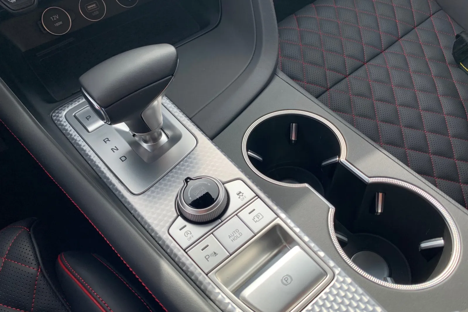 Sanft schaltende Automatik, vorausschauendes Fahrwerk, gehören zur Standardausstattung des Genesis G70 Shooting Brake. Schön ist, der gut erreichbare  Schalter, um das 360 Grad Kamerabild zu aktivieren.
