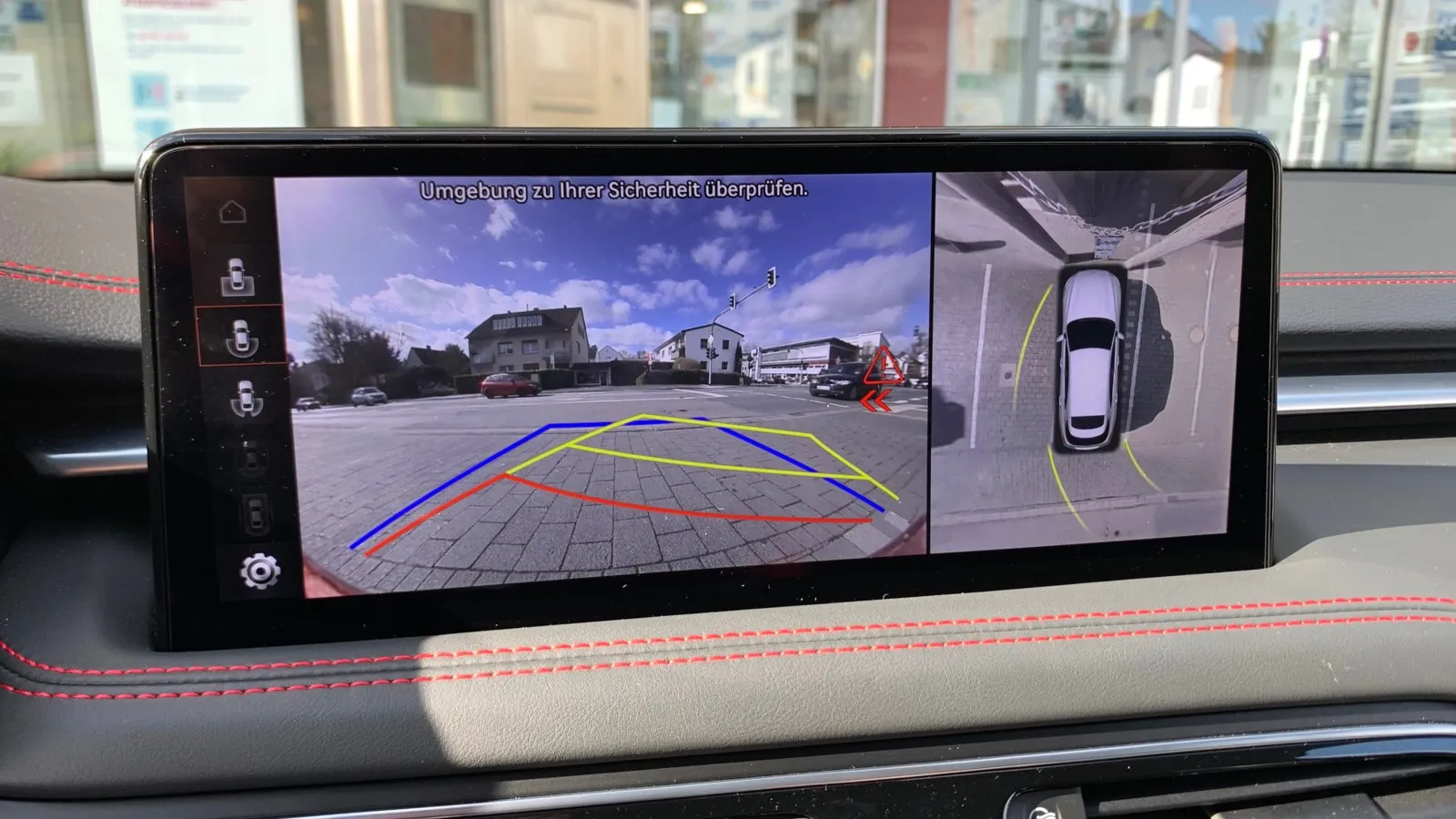 Das hochauflösende Kamerabild und der Querverkehrswarner helfen bei Tag den Genesis G70 Shooting Brake sehr gut zu manövrieren.