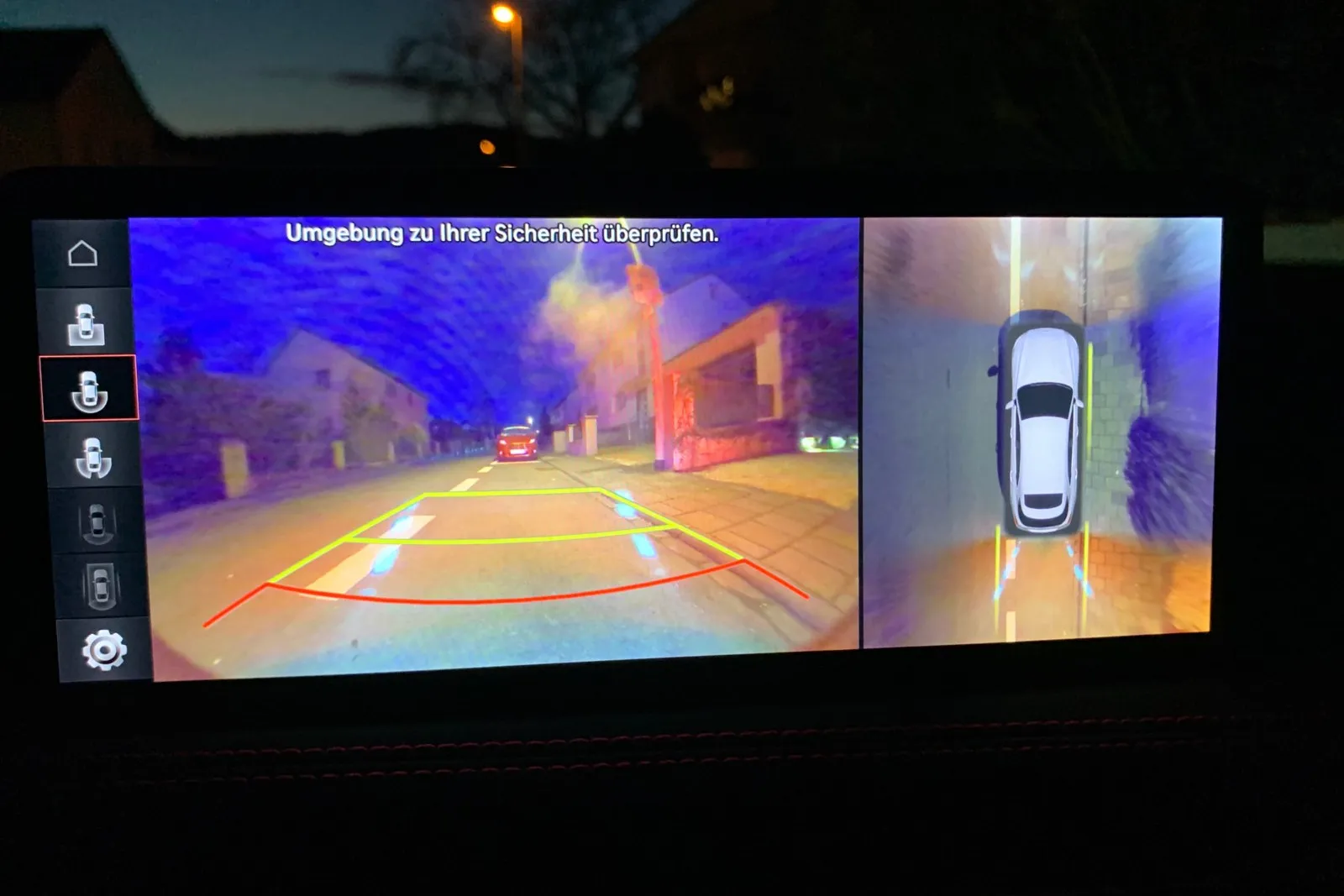 Das gilt auch bei Nacht. Hierzu leuchten LEDs um das Auto herum die Umgebung aus.