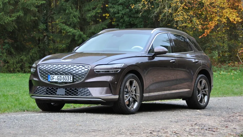 Bently oder Porsche? Nein ein Genesis GV70 Electrified, der mit seiner Motorleistung und Verarbeitung durchaus in der oberen Premium- Mittelklasse mitfährt.