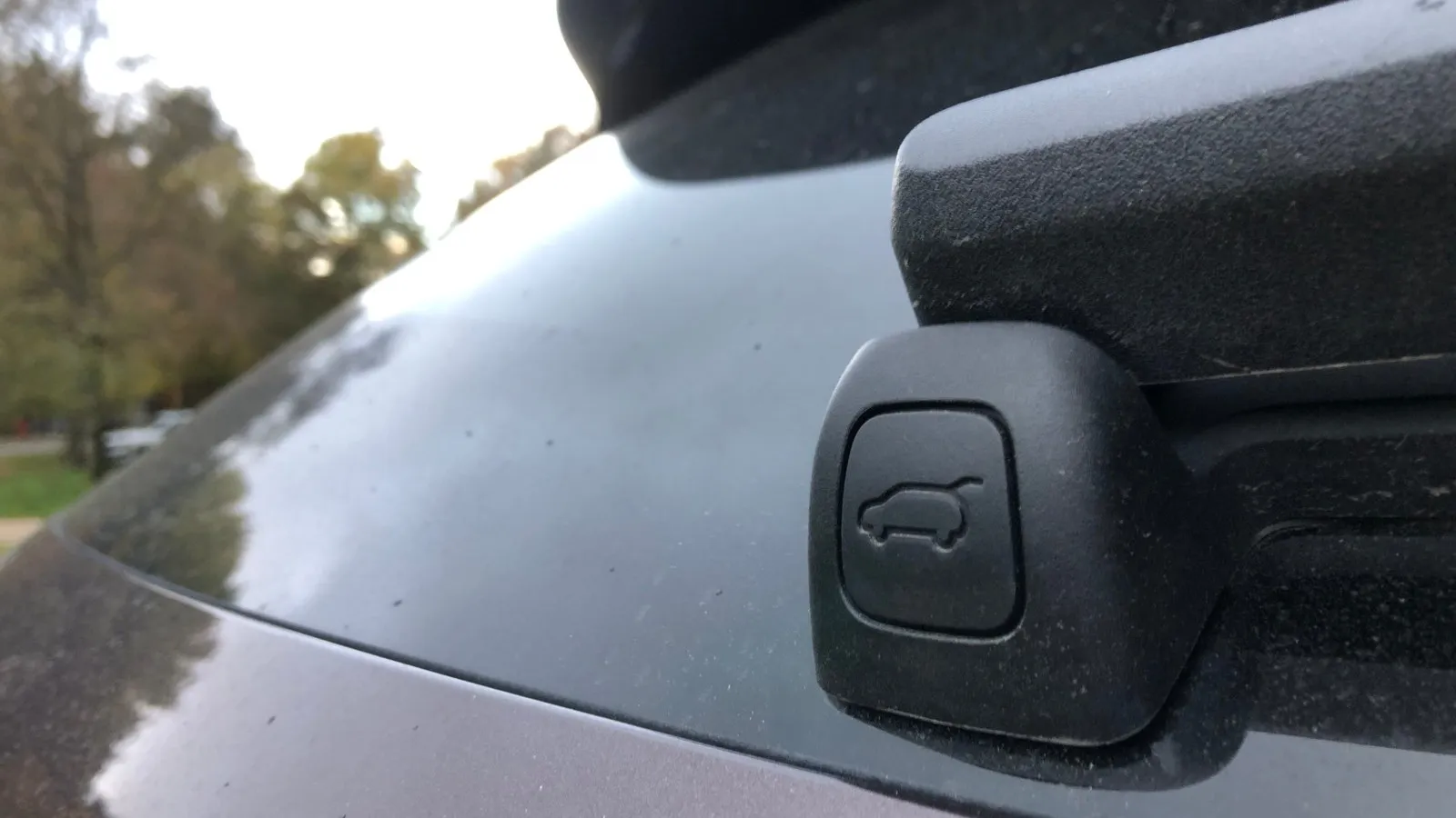 Der Kofferraum des Genesis GV70 Electrified lässt sich über einen Knopf am Heckwischer öffnen.