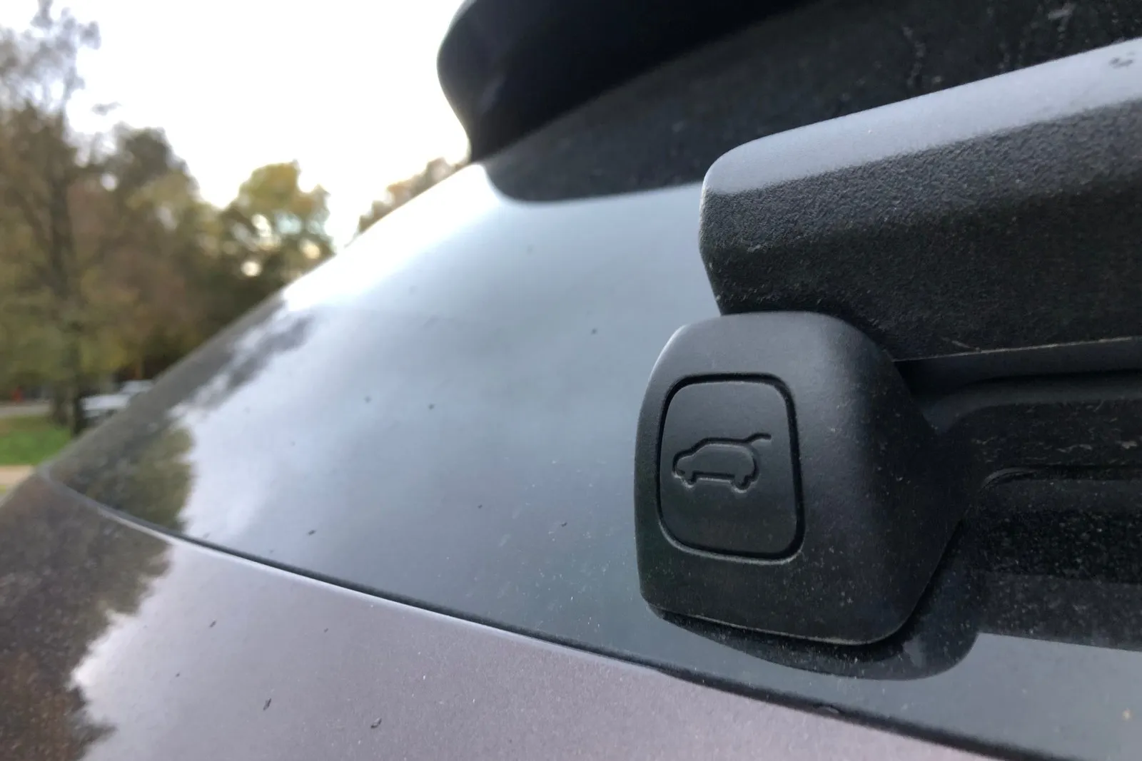 Der Kofferraum des Genesis GV70 Electrified lässt sich über einen Knopf am Heckwischer öffnen.
