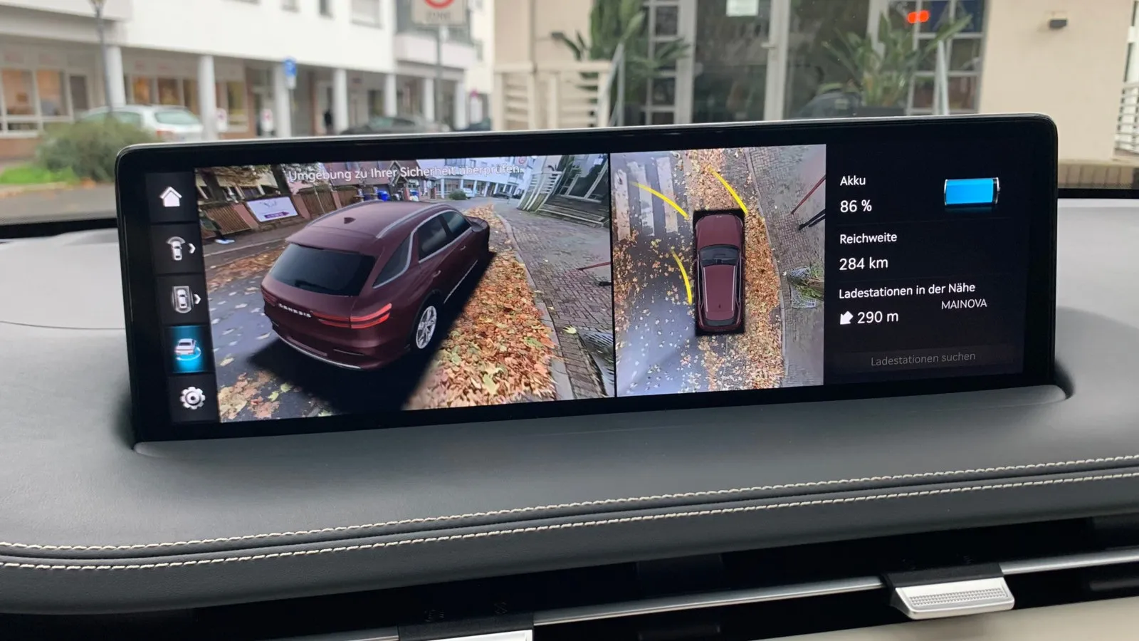Der Genesis GV70 Electrified ist sowohl mit der 360 Grad Kameraansicht als auch ohne sehr übersichtlich.