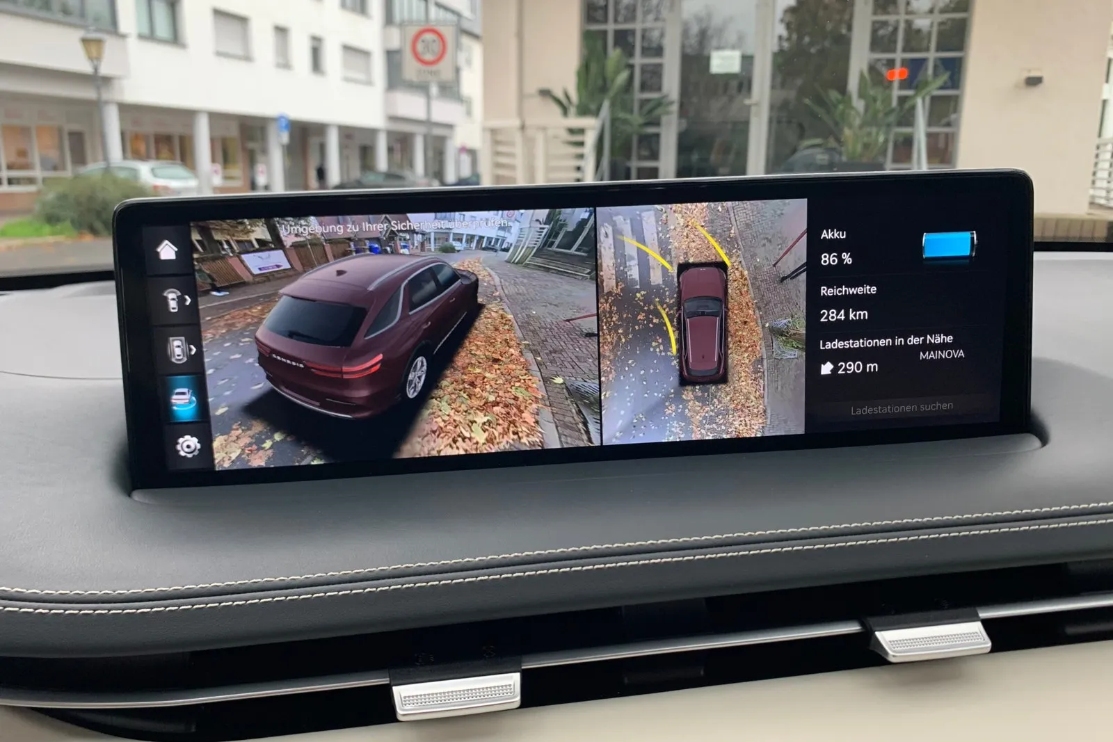Der Genesis GV70 Electrified ist sowohl mit der 360 Grad Kameraansicht als auch ohne sehr übersichtlich.