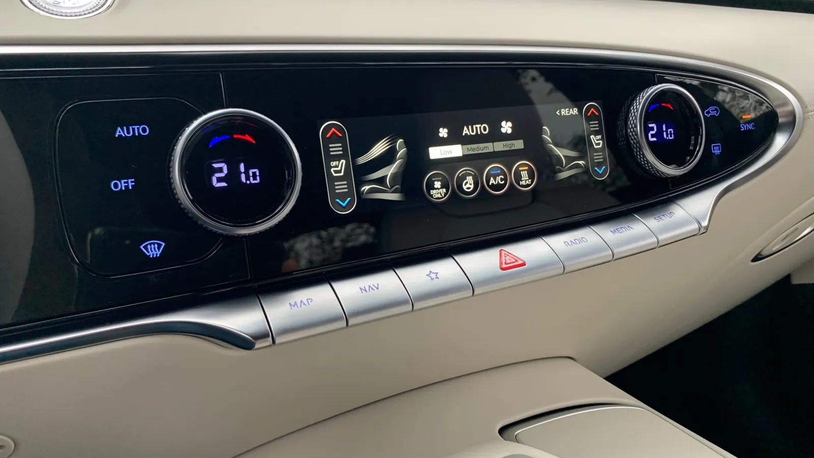 Der Regelung der Klimaautomatik hat Genesis eine eigene Steuerung und ein eigenes Display im Genesis GV70 Electrified spendiert.