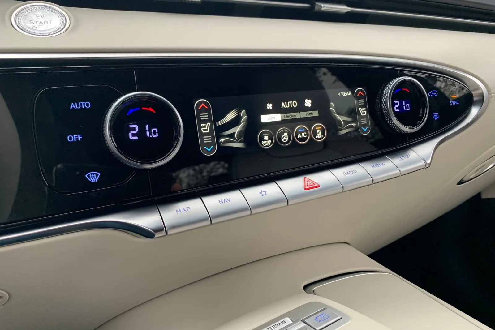 Der Regelung der Klimaautomatik hat Genesis eine eigene Steuerung und ein eigenes Display im Genesis GV70 Electrified spendiert.