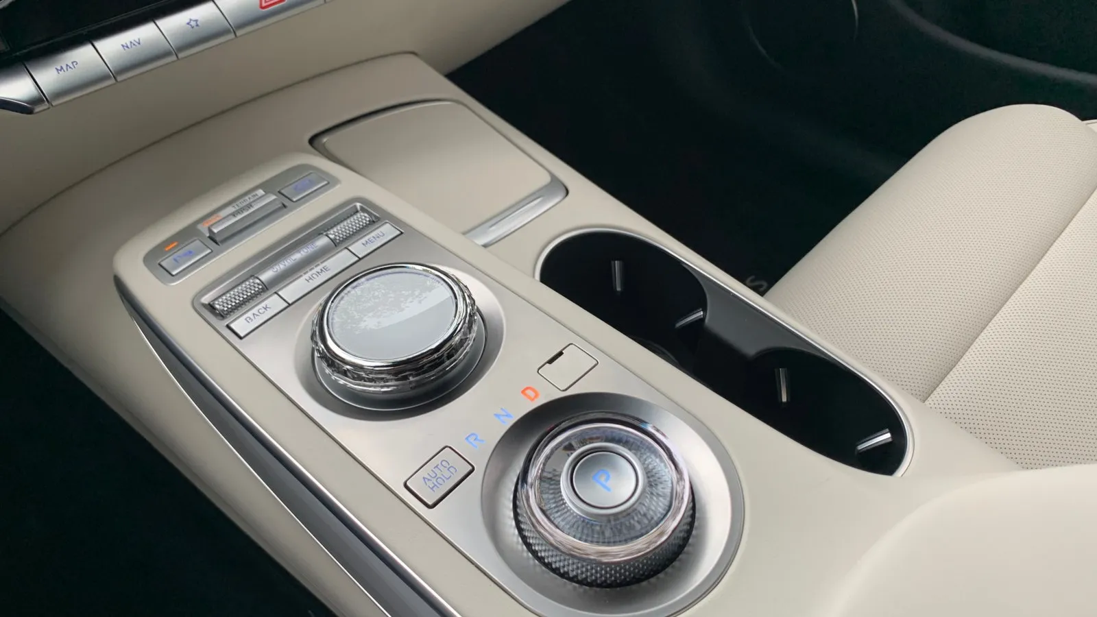 Der 14,5 Zoll große Monitor für das Infotainmentsystem ist entweder als Touchscreen oder per Dreh-Drück-Rad auf der Mittelkonsole zu steuern.