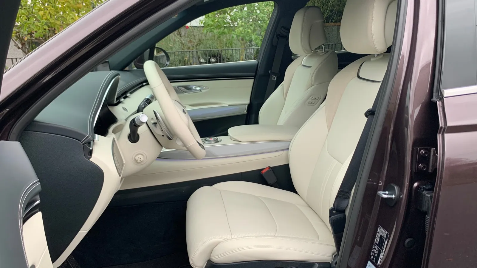 Der Genesis GV70 Electrified bietet auf den vorderen Plätzen viel Platz. Die Sitze sind gegen Aufpreis beheizbar oder werden belüftet. Ab Tempo 130 pumpen sich die Seitenwangen des Fahrersitzes leicht auf und geben zusätzlichen Seitenhalt.