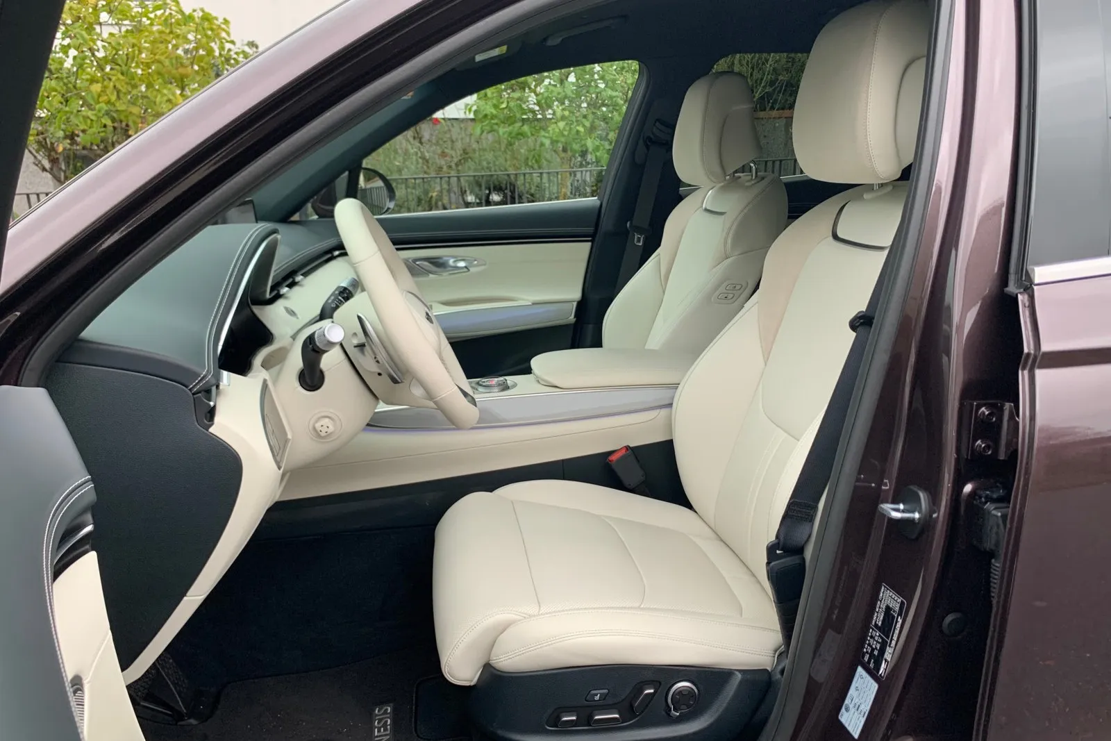 Der Genesis GV70 Electrified bietet auf den vorderen Plätzen viel Platz. Die Sitze sind gegen Aufpreis beheizbar oder werden belüftet. Ab Tempo 130 pumpen sich die Seitenwangen des Fahrersitzes leicht auf und geben zusätzlichen Seitenhalt.