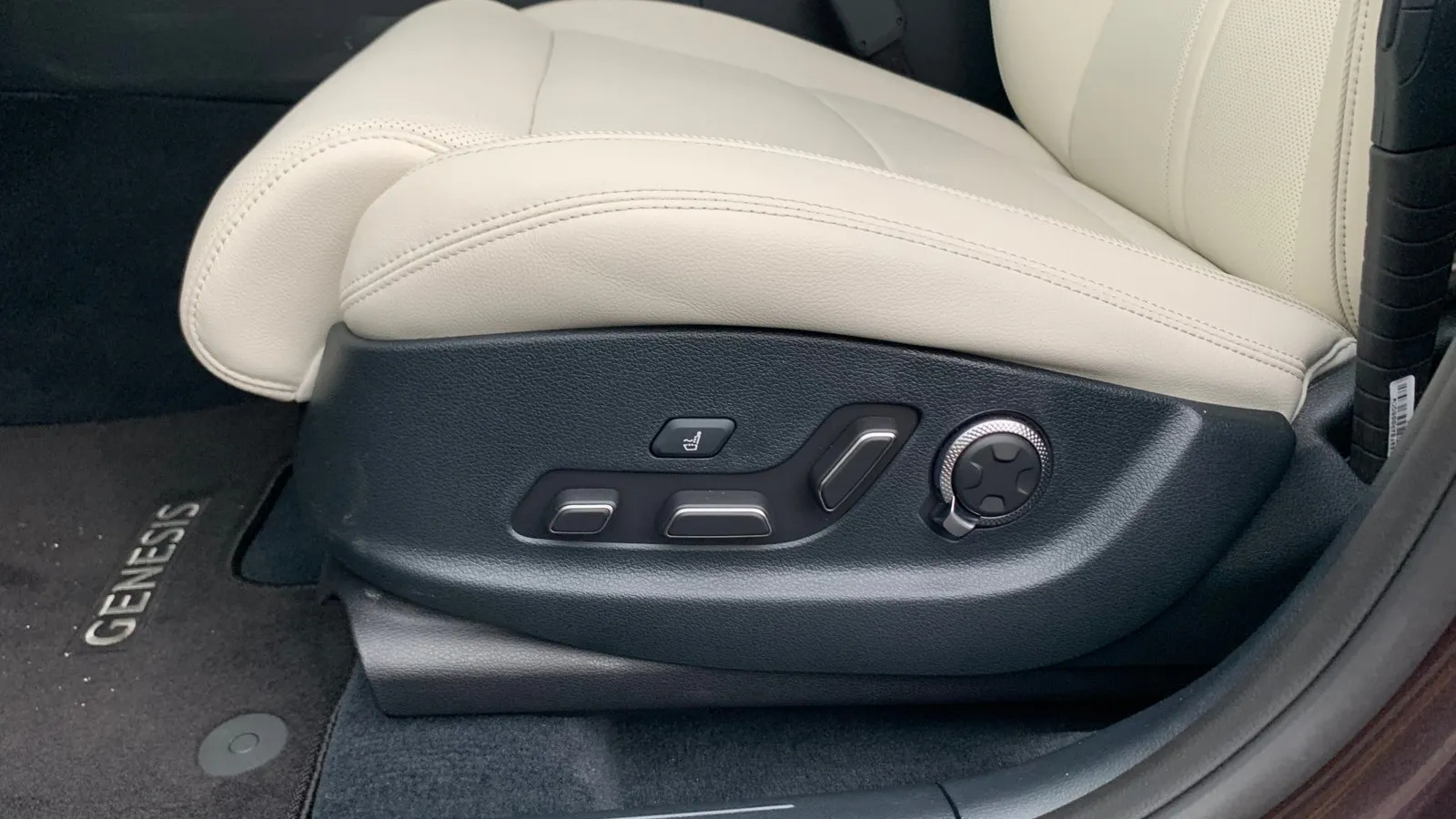 Die Vordersitze sind sehr bequem, vielfach elektrisch einstellbar und geben auch in Kurven sehr guten Seitenhalt im Genesis GV70 Electrified.