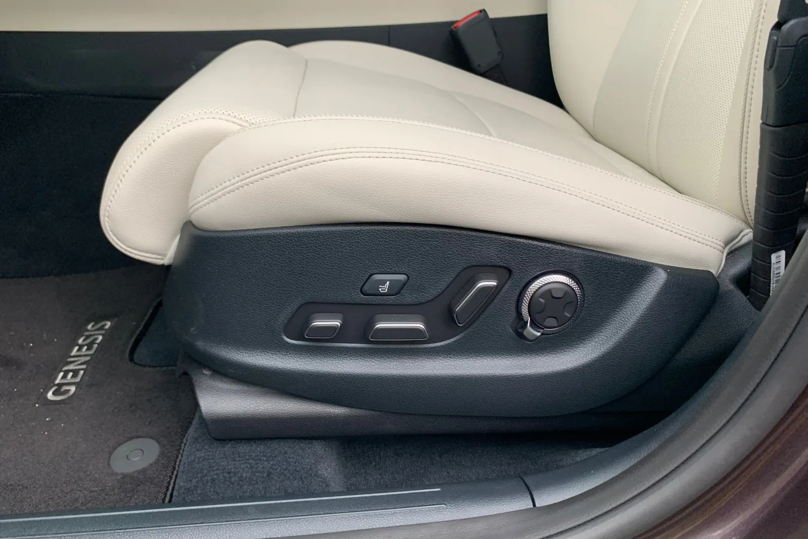 Die Vordersitze sind sehr bequem, vielfach elektrisch einstellbar und geben auch in Kurven sehr guten Seitenhalt im Genesis GV70 Electrified.