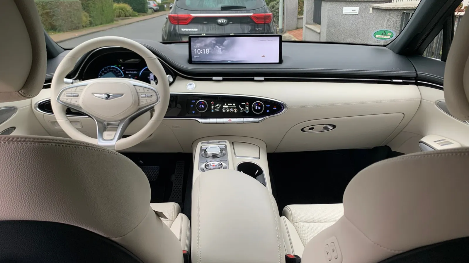 Fahrer und Beifahrer haben bequem Platz, auch wenn die Mittelkonsole breit ausfällt.