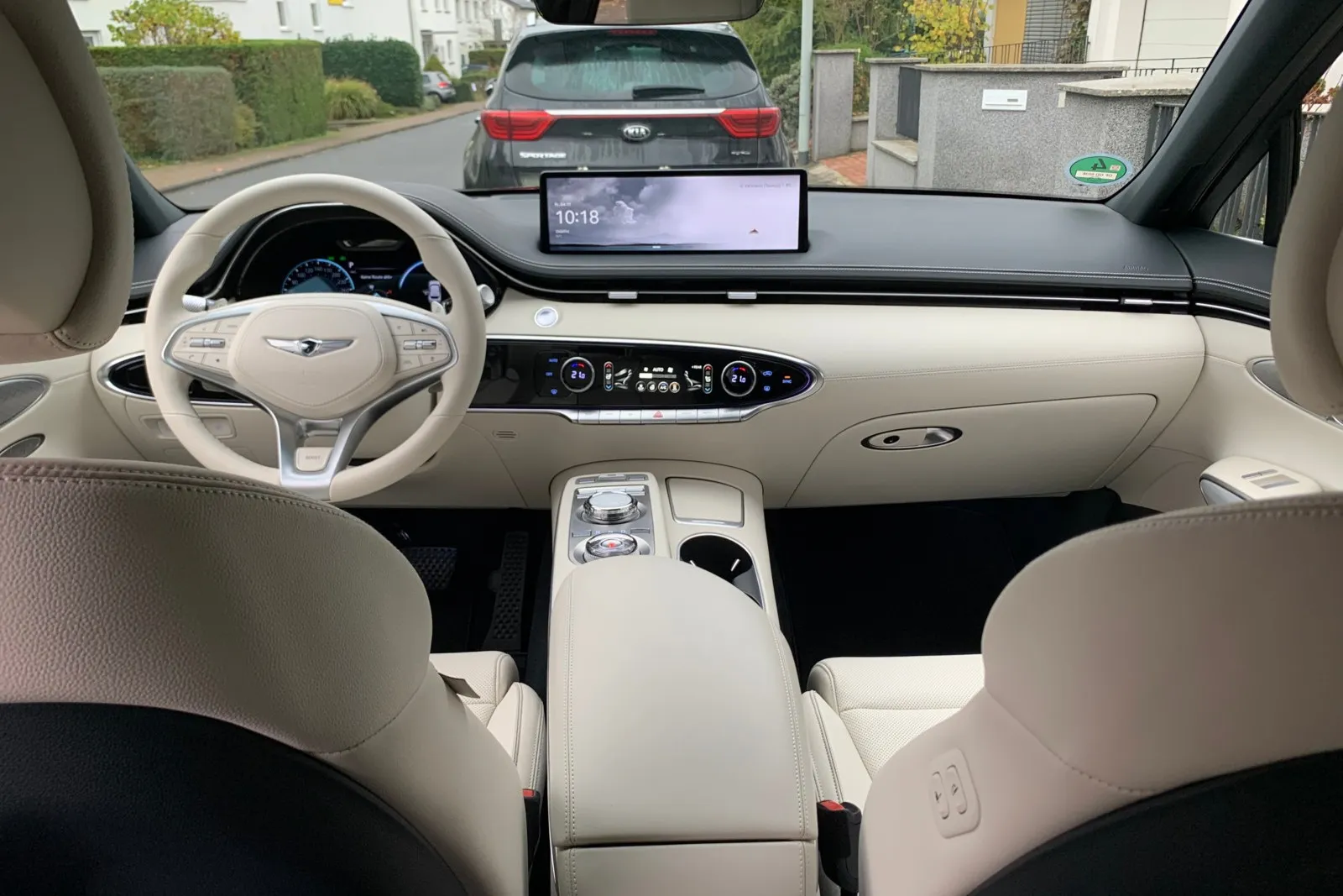 Fahrer und Beifahrer haben bequem Platz, auch wenn die Mittelkonsole breit ausfällt.