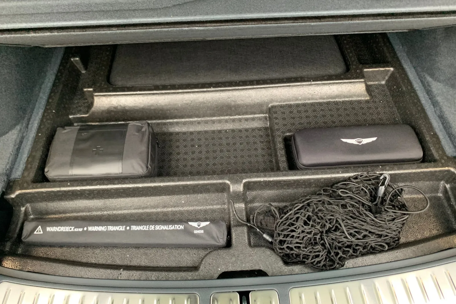 Unter dem Ladeboden ist noch etwas Platz für Trennnetz, Pannenhilfe und Kleinkram.