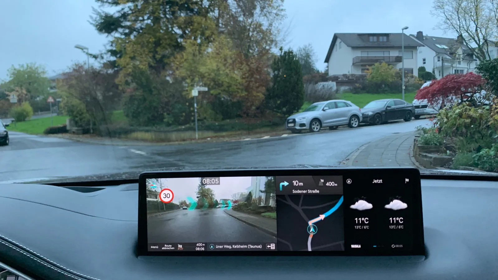 Dabei werden in das reale Straßenbild, das auf dem Infotainment-Bildschirm zu sehen ist, Fahranweisungen in Form von animierten Pfeilen eingeblendet.