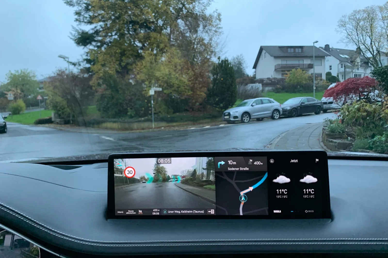 Dabei werden in das reale Straßenbild, das auf dem Infotainment-Bildschirm zu sehen ist, Fahranweisungen in Form von animierten Pfeilen eingeblendet.