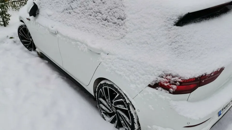 Das wäre nicht nötig gewesen: Wer etwas vorausschauend ist, deckt seine Scheiben vor dem Schneefall oder der frostigen Nacht ab.