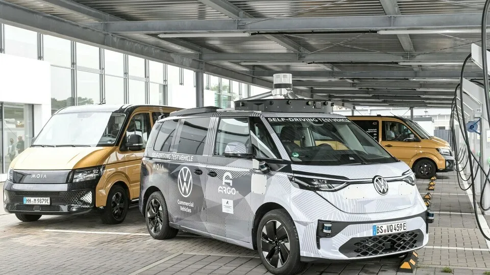 Der ID.Buzz von Volkswagen soll zeitgleich die Erinnerung an den T1 sowie das autonome Fahren auf den Weg bringen.