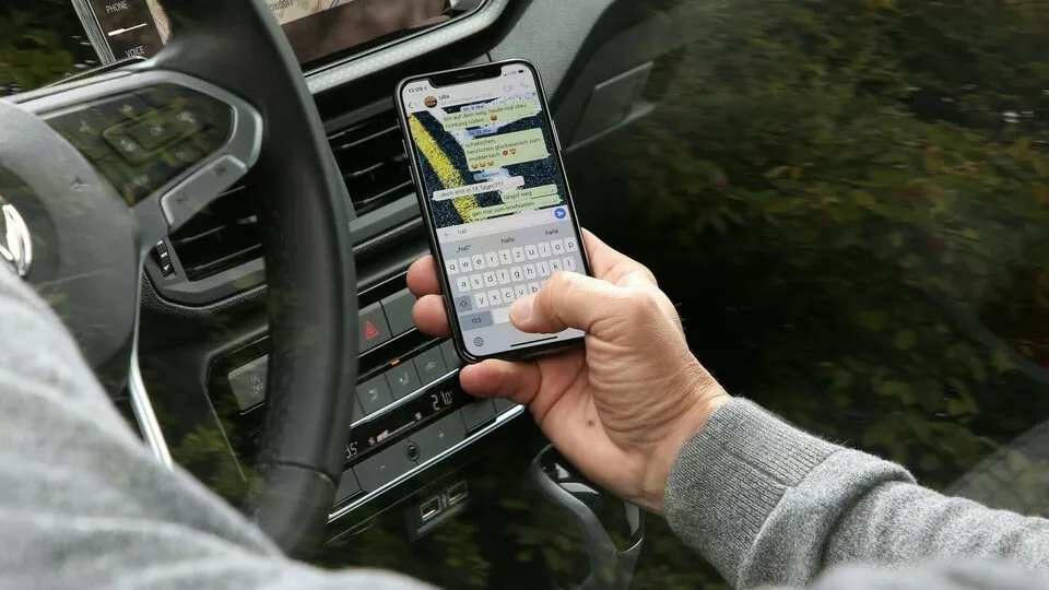 Wer sein Handy während der Fahrt nutzt, kann in Rheinland-Pfalz per „Monocam“ aufgespürt werden.