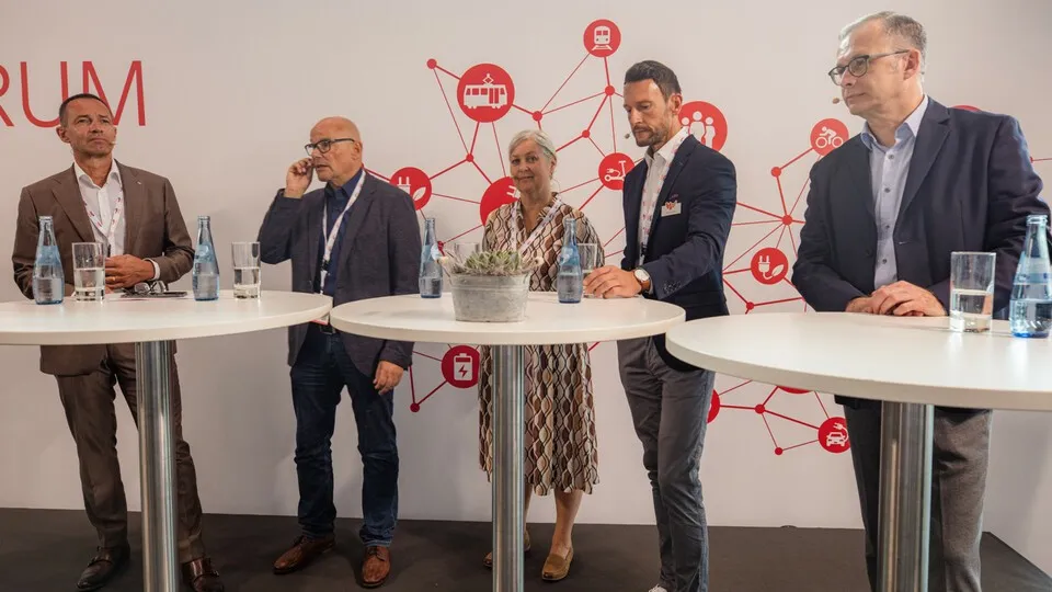 Jürgen Keller (CEO, Hyundai Motor Deutschland), Hardy Sagelsdorff (Fuhrparkmanager Total Energies), Sylvia Simons (Unit Managerin Fuhr-park, DBS), Maciej Czarnecki (Division Manager Mobility Services &Procurement, Lease-plan) und Ralf Weichselbaum (Leiter Vertrieb Volkswagen Financial Services); (v.l.n.r.).