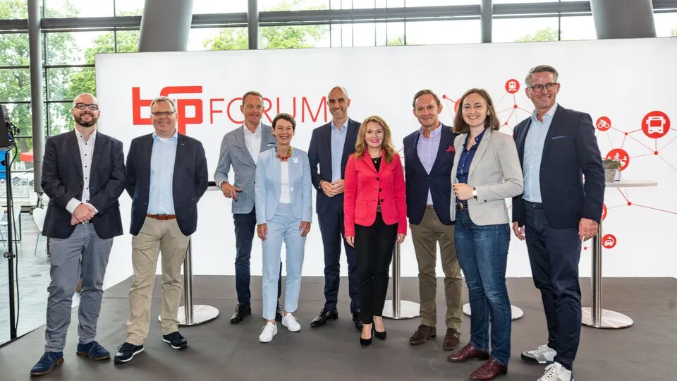Christian Frederik Merten (Chefredakteur), Clemens Noll-Velten (Chefredakteur und Publisher), Hartmut Abeln, Vorsitzender der Geschäftsführung von TÜV Nord Mobilität, Sylvia Lier, Expertin für multimodale Personenmobilität und ehemalige CEO Deutsche Bahn Connect, Belit Onay, Oberbürgermeister der Stadt Hannover und Schirmherr des bfp FORUMS 2022, Olga Nevska, CEO Telekom Mobility Solutions, Marten Bosselmann, Vorstand des Bundesverbands Paket und Expresslogistik, Leila Morgenroth, Geschäftsführerin der Energieagentur Göttingen und Gründerin von „Leila liefert“ und Stephan Lützenkirchen (Moderation), (v.ln.r.).