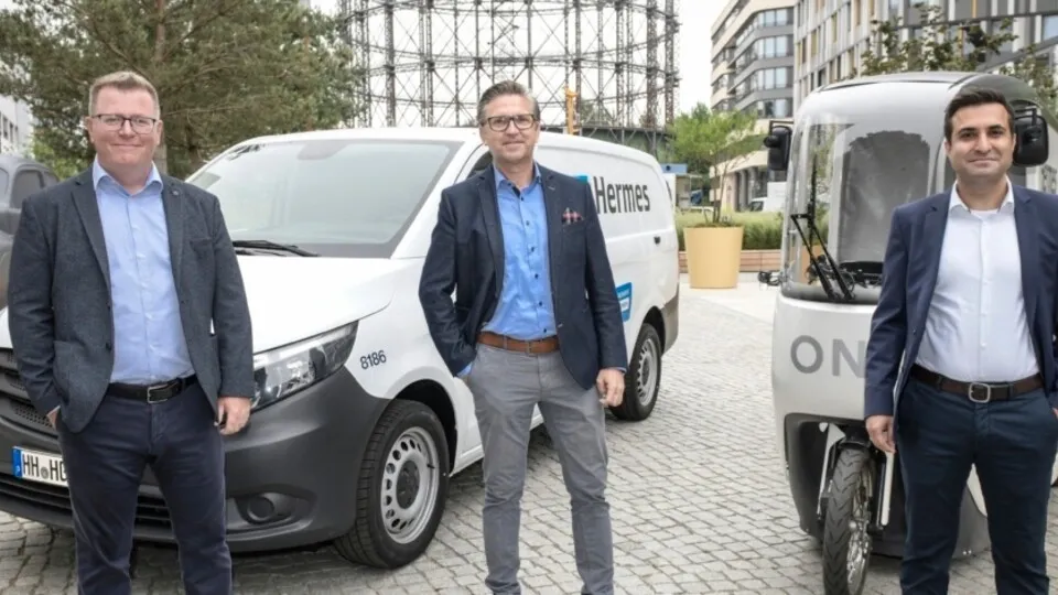 v. l.: Harald Schnetgoecke (General Area Manager, Hermes Germany), Marco Schlüter (Chief Operations Officer, Hermes Germany) und Pouyan Anvari (Area Manager Berlin, Hermes Germany) beim Auftakt zu „Green Delivery Berlin“ auf dem EUREF-Campus.