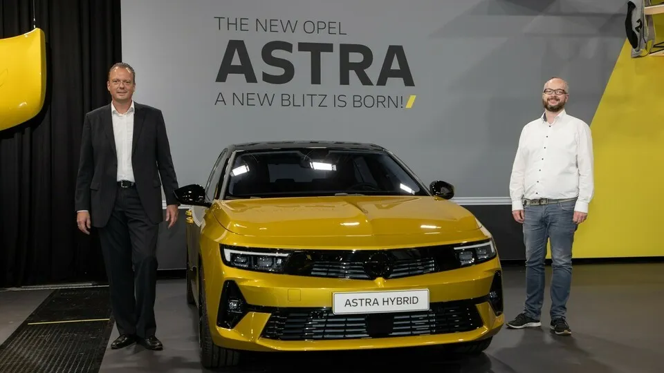 Treffpunkt Opel Astra L: Marcus Hoffmann, Direktor B2B bei Stellantis in Deutschland (l.) und bfp-Chefredakteur Christian Frederik Merten.