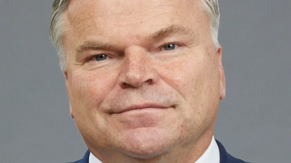 LEVC-CEO Jörg Hofmann positioniert den VN5 gegen mittelgroße Transporter wie den Ford Transit Custom PHEV oder den Opel Vivaro-e.