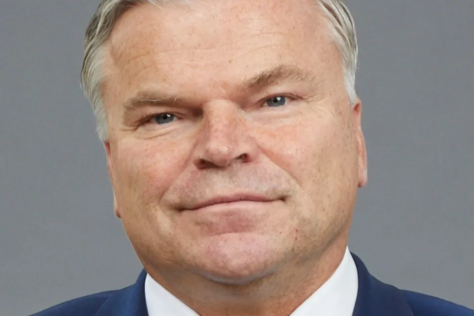 LEVC-CEO Jörg Hofmann positioniert den VN5 gegen mittelgroße Transporter wie den Ford Transit Custom PHEV oder den Opel Vivaro-e.